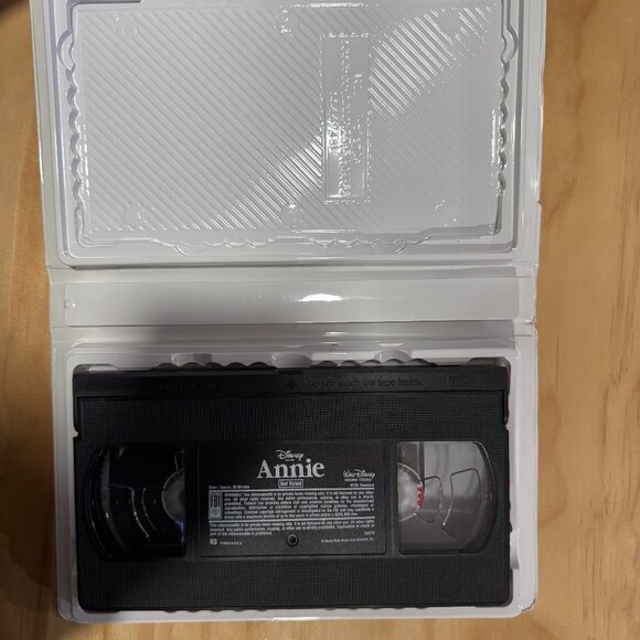 Annie (2000) VHS (Clamshell) **Tested** - Picture 3 of 5